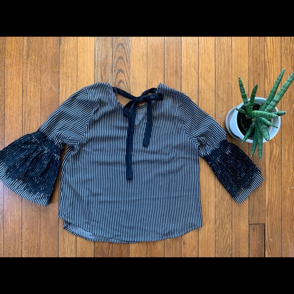 THML Blouse w/Lace Detai - Picture 3 of 4